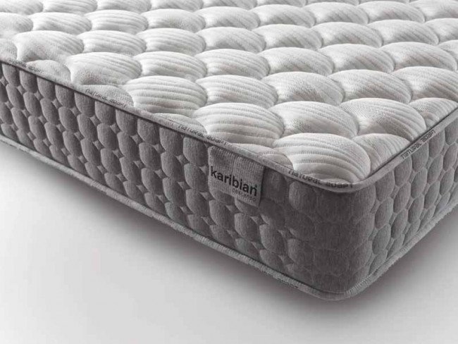 COLCHON ELEVA 90X190 CM KARIBIAN DESCANSO. El Colchón Eleva de Karibian Descanso en medida de 90x190 cm es un modelo viscoelástico de firmeza media-suave y diseño ergonómico que ofrece una gran adaptabilidad y transpirabilidad.  Características principales: Núcleo: Bloque de HR (alta resiliencia) de 26 kg y 20 cm de grosor que aporta estabilidad y soporte. Acolchado y capas: 1 cm de Visco Therm de 50 kg para aliviar los puntos de presión. 1,8 cm de material Super Soft. Capa de fibra hueca Soft para mayor confort y acogida inicial. Firmeza y adaptabilidad: Media-suave, ideal para un descanso cómodo y ergonómico. Transpirabilidad: Materiales diseñados para facilitar la circulación del aire y mantener el colchón fresco.