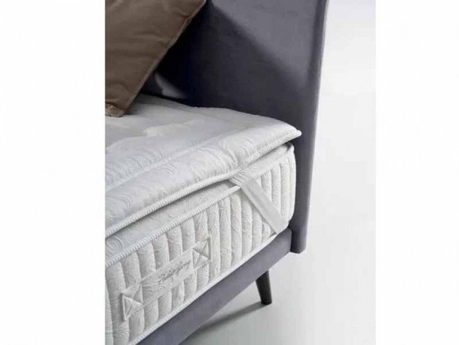 TOPPER INNOVA 160X200 CM KARIBIAN DESCANSO. El cubrecolchón Innova Karibian Descanso suaviza la superficie del colchón y nivela las irregularidades, como las de un sofá. También puede usarse como colchón independiente durante los viajes. Está relleno de espuma viscoelástica que se adapta a la forma del cuerpo, evitando puntos de presión y garantizando una circulación sanguínea fluida. Otra ventaja es el tejido refrescante Cooler, que regula la temperatura corporal y previene el sobrecalentamiento . El cubrecolchón también cuenta con cuatro prácticas bandas elásticas en las esquinas que lo fijan al colchón y evitan que se mueva. Caracteristicas Altura total: aprox. 5,5 cm suavizará significativamente la superficie del colchón real y nivelará cualquier irregularidad. Un lado del topper está rematado con un tejido refrescante Cooler, que reduce eficazmente la temperatura corporal , lo que influye en la regeneración adecuada y también puede hacer que conciliar el sueño sea más fácil. La espuma termoelástica se adapta a la forma del cuerpo del usuario y lo envuelve agradablemente , lo que aumenta significativamente el confort percibido . El colchón tiene bandas de goma especiales unidas a las esquinas, que ayudan a mantenerlo en la posición correcta. La garantía del fabricante de 3 años asegura una mano de obra de alta calidad. El colchón se transporta enrollado, tras desembalarlo tarda aproximadamente 24 horas en volver a su forma original. Todos los componentes del producto están libres de sustancias nocivas para la salud , lo que está confirmado por el certificado Oeko-Tex. El producto se servirá con las características técnicas y complementos descritos por el fabricante, la imagen puede variar con respecto al producto final entregado.