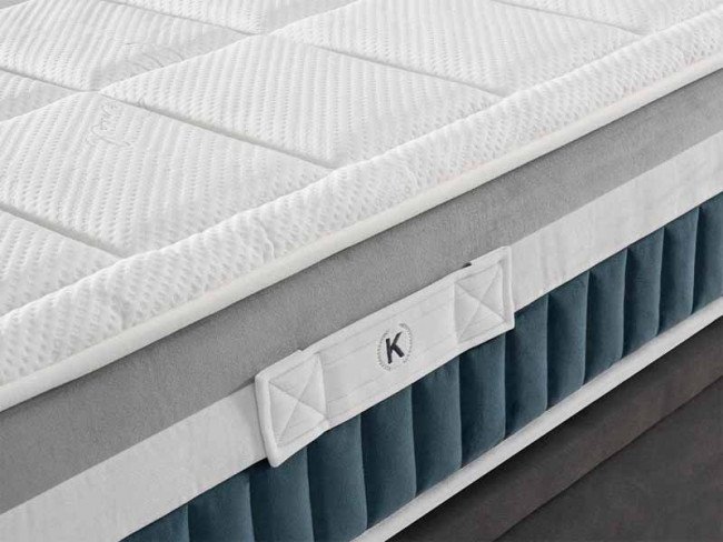 COLCHON MODELO PREMIUM 2.0 COOLER 180X200 CM KARIBIAN DESCANSO.

El colchón Premium 2.0 Cooler de la Serie Pocket Spring, es la máxima perfección.Cuenta con tejido superior MicroTencel y combina los mejores materiales naturales como el Lino, la Seda y el Algodón, con el Sistema de Muelles ensacados y box perimetral en D40kg extra dura. Además, es un modelo doble cara verano (con tejido Cooler) e invierno (Viscoelástica 50kg y Gel-Therm 38kg).

Especificaciones
Tejido Superior MicroTencel
GelTherm 38kg 3cm
Fibra Nature (Lino+Seda+Algodón)
Visco Therm 50Kg 2 cm
HR 28kg 3.5cm
Felt Protector
Pocket Spring 2mm 15cm
Felt Protector
HR 28kg 3.5cm
Super Soft 20mm
Fibra Hueca Soft
Tejido Cooler
Box perimetral D40kg extra dura