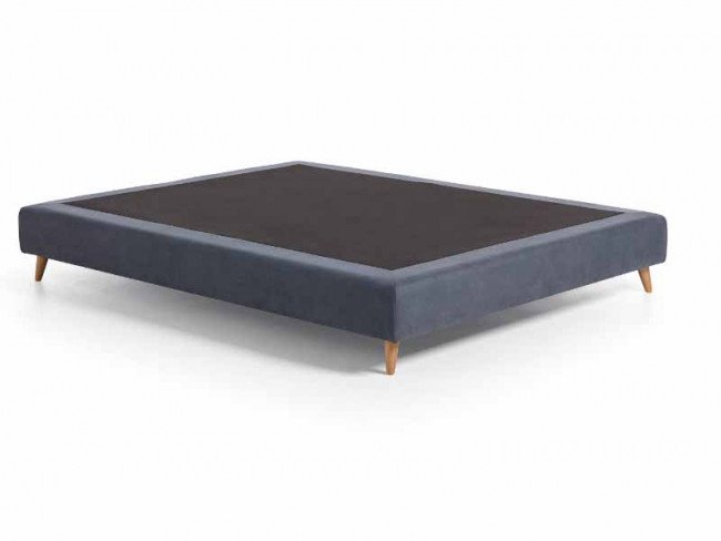 BANCADA TAPIZADA OASIS 90 X 200 CM COLOR BRUTUS LIGHT GREY PATA NATURE KOALA BEDS La bancada tapizada Oasis es elegante y versátil, ideal para cualquier ambiente. Aporta estilo y durabilidad a tu dormitorio con una de nuestras camas más deseadas. Características Tapa multi-ventilación Tapa con sistema de multiventilación interior con 5 zonas de transpiración diferenciadas. Tejido. Tejido TST transpirable Poliuretano de alta densidad de 15 mm de grosor MDF de 7 mm multiperforado con varias zonas de ventilación. MDF de 7 mm. grapado al metal. Estructura de madera maciza de 25 mm de espesor Arandela de plástico Fácil limpieza Tela 3D foamizada Requiere montaje Pata madera para bancada tapizada, mod. Paradise, 21 cm altura Altura comprobada con robot aspirador (8cm) Altura: 30 cm. El producto se servirá con las características técnicas y complementos descritos por el fabricante, la imagen puede variar con respecto al producto final entregado.