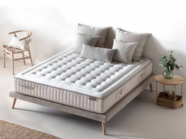 COLCHON CASHMERE V4 NEW 150X190 CM KARIBIAN DESCANSO. Colchón Cashmere V4, confeccionado con tejido de Cashmere, que aporta sensaciones frescas y suaves. Compuesto con un total de 4 centímetros de viscoelástica entre núcleo y acolchado. Gran calidad en sus materiales y acabados conforman un colchón con independencia de lechos y 5 zonas de descanso, ergónómico y de gran transpirabilidad. Especificaciones Tejido Strech CASHMERE Visco Therm 50kg 1cm Fibra hueca Soft Super Soft 2cm Visco Therm 50kg 3cm HR 28kg 18,5cm Fibra hueca Soft Tejido 3D El producto se servirá con las características técnicas y complementos descritos por el fabricante, la imagen puede variar con respecto al producto final entregado.