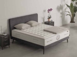 COLCHON COOCUM NATURE 180X200 CM KARIBIAN DESCANSO El colchón Coocum Nature de la Serie Platinum Pocket Spring (muelles ensacados), es la máxima perfección. Combina materiales naturales como el Algodón y el Látex natural, con el Sistema de Muelles ensacados. Además, cuenta con Gel-Therm 45kg y box perimetral en D40kg extra dura. Un colchón doble cara verano e invierno, transpirable y ergonómico, que regalará sensaciones incomparables a sus durmientes. Caracteristicas Tejido Strech Cotton Fabric Fibra Cotton Gel-Therm 45kg 3cm Fibra H Soft HR 35kg 3,5cm Cotton felt protector Pocket Spring 1.4mm 18cm Cotton felt protector HR 35kg 3,5cm Fibra H Soft Látex Natural Microperforado 65kg 2cm Fibra Wool Tejido Strech Wool Box perimetral D40kg extra dura Altura: 35 cm El producto se servirá con las características técnicas y complementos descritos por el fabricante, la imagen puede variar con respecto al producto final entregado.