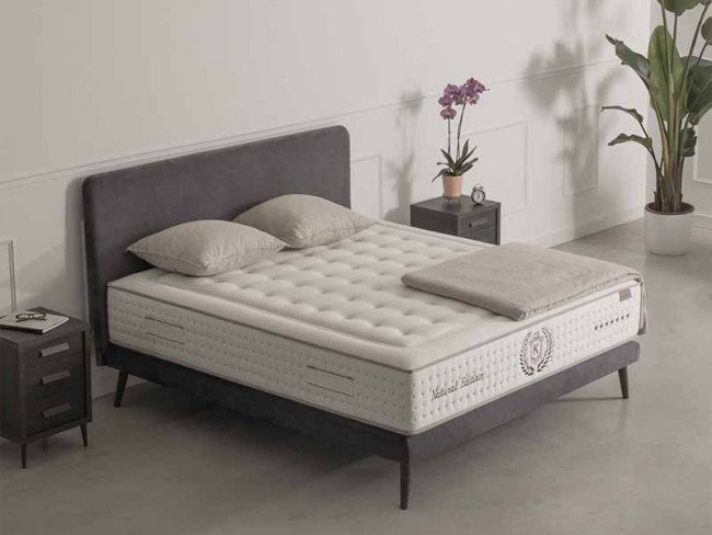 COLCHON COOCUM NATURE 180X200 CM KARIBIAN DESCANSO El colchón Coocum Nature de la Serie Platinum Pocket Spring (muelles ensacados), es la máxima perfección. Combina materiales naturales como el Algodón y el Látex natural, con el Sistema de Muelles ensacados. Además, cuenta con Gel-Therm 45kg y box perimetral en D40kg extra dura. Un colchón doble cara verano e invierno, transpirable y ergonómico, que regalará sensaciones incomparables a sus durmientes. Caracteristicas Tejido Strech Cotton Fabric Fibra Cotton Gel-Therm 45kg 3cm Fibra H Soft HR 35kg 3,5cm Cotton felt protector Pocket Spring 1.4mm 18cm Cotton felt protector HR 35kg 3,5cm Fibra H Soft Látex Natural Microperforado 65kg 2cm Fibra Wool Tejido Strech Wool Box perimetral D40kg extra dura Altura: 35 cm El producto se servirá con las características técnicas y complementos descritos por el fabricante, la imagen puede variar con respecto al producto final entregado.