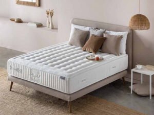 COLCHON MARPHIL SOFT 160X200 CM KARIBIAN DESCANSO. El colchón Marphil de la Serie Pocket Spring (muelles ensacados), es la máxima perfección. Combinando materiales naturales como el Algodón, con el Sistema de Muelles ensacados y box perimetral en D40kg dura. Así mismo, está compuesto con Viscoelástica de 50kg y Gel-Therm 38kg. Un colchón transpirable y ergonómico, que regalará sensaciones incomparables a sus durmientes. Características GelTherm 38kg 3cm Fibra Hueca Soft Visco Therm 50kg 1cm HR 30kg Soft 3cm Felt Protector Cotton Pocket Spring 1.6mm 17cm Felt Protector Cotton HR 30kg Soft 3cm Fibra Hueca Soft HR Foam 10mm Visco Therm 50kg 5mm Tejido Strech Box perimetral D40kg dura Altura: 31 cm El producto se servirá con las características técnicas y complementos descritos por el fabricante, la imagen puede variar con respecto al producto final entregado.