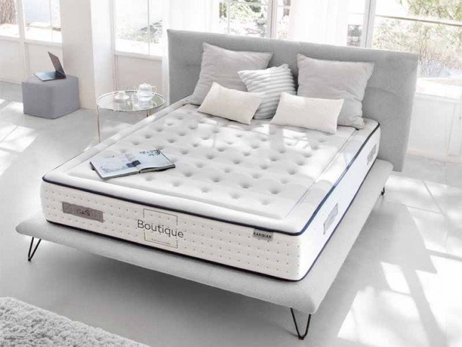 COLCHON MODELO BOUTIQUE 160X200 CM KARIBIAN DESCANSO. El colchón Boutique de la Serie Platinum Pocket Spring (muelles ensacados), es la máxima perfección. En su interior, cuenta con Super Soft foamizada al tejido que proporcionará una sensación de suavidad adicional y una combinación de materiales naturales como el Algodón, con el Sistema de Muelles ensacados y box perimetral en D40kg extra dura. También, está integrado con Viscoelástica de 50kg y Gel-Therm 38kg. Un modelo de descanso transpirable y ergonómico, para noches de ensueño. Especificaciones Tejido Strech Superior Super Soft 16mm Foamizado Gel Therm 38kg 3cm Fibra Cotton Visco 50kg 2cm HR 28kg Soft 3.5cm Felt Protector Pocket Spring 2.0mm 15cm Felt Protector HR 28kg Soft 3.5cm Super Soft 2cm Fibra Hueca Soft Tejido Strech Box Perimetral 40kg Extra Dura El producto se servirá con las características técnicas y complementos descritos por el fabricante, la imagen puede variar con respecto al producto final entregado.