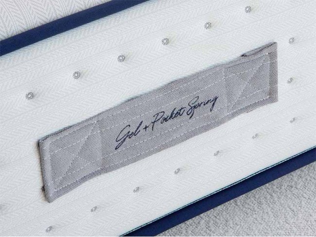COLCHON MODELO BOUTIQUE 160X200 CM KARIBIAN DESCANSO. El colchón Boutique de la Serie Platinum Pocket Spring (muelles ensacados), es la máxima perfección. En su interior, cuenta con Super Soft foamizada al tejido que proporcionará una sensación de suavidad adicional y una combinación de materiales naturales como el Algodón, con el Sistema de Muelles ensacados y box perimetral en D40kg extra dura. También, está integrado con Viscoelástica de 50kg y Gel-Therm 38kg. Un modelo de descanso transpirable y ergonómico, para noches de ensueño. Especificaciones Tejido Strech Superior Super Soft 16mm Foamizado Gel Therm 38kg 3cm Fibra Cotton Visco 50kg 2cm HR 28kg Soft 3.5cm Felt Protector Pocket Spring 2.0mm 15cm Felt Protector HR 28kg Soft 3.5cm Super Soft 2cm Fibra Hueca Soft Tejido Strech Box Perimetral 40kg Extra Dura El producto se servirá con las características técnicas y complementos descritos por el fabricante, la imagen puede variar con respecto al producto final entregado.