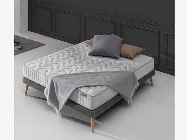 COLCHON MODELO GLOW 160X190 CM KARIBIAN DESCANSO. El colchón Glow de la Serie Silver, es un modelo de confort versátil y cómodo. Está integrado con HR 18kg y HR 26kg. Sencillo y práctico. Las noches en este colchón, regalarán al durmiente increíbles sensaciones. Caracteristicas Tejido Strech Fibra Hueca 250gr HR 18kg 1cm HR 26kg 17cm Fibra Hueca 250gr Tejido 3D Altura: 19.5 cms Medidas 160x190 cm El producto se servirá con las características técnicas y complementos descritos por el fabricante, la imagen puede variar con respecto al producto final entregado.