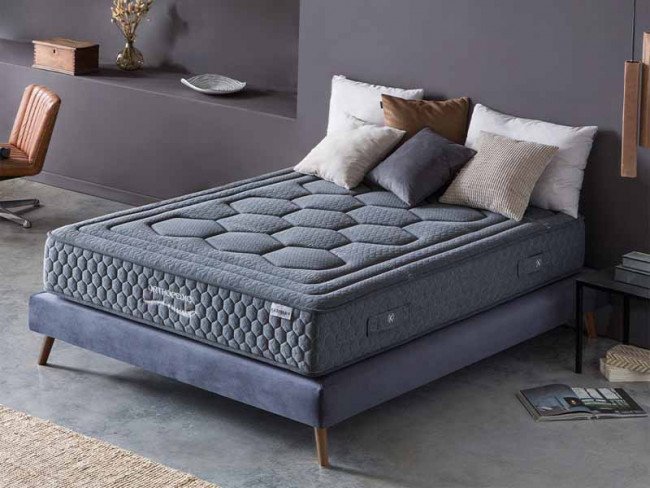 COLCHON MODELO ORTHOPEDIC 135X190 CM KARIBIAN DESCANSO. El colchón Orthopedic de la Serie Gold Pocket Spring (muelles ensacados) presenta la comodidad en estado puro. Combinado materiales HR28kg y Gel-Therm 38kg, con el sistema de muelles ensacados y box perimetral en D40kg dura. La opción perfecta para aquellos que buscan firmeza y transpirabilidad sin renunciar al confort. Características Tejido Strech GelTherm 38kg 3cm Fibra Hueca Soft HR 28kg 3cm Felt Protector Pocket Spring 2mm 15cm Felt Protector HR 28kg 3cm Super Soft 2cm Fibra Hueca Soft Tejido Strech Box perimetral D40kg dura Altura: 28 cm El producto se servirá con las características técnicas y complementos descritos por el fabricante, la imagen puede variar con respecto al producto final entregado.