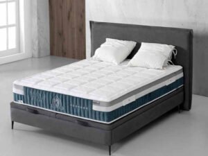 COLCHON MODELO PREMIUM 2.0 COOLER 180X200 CM KARIBIAN DESCANSO. El colchón Premium 2.0 Cooler de la Serie Pocket Spring, es la máxima perfección.Cuenta con tejido superior MicroTencel y combina los mejores materiales naturales como el Lino, la Seda y el Algodón, con el Sistema de Muelles ensacados y box perimetral en D40kg extra dura. Además, es un modelo doble cara verano (con tejido Cooler) e invierno (Viscoelástica 50kg y Gel-Therm 38kg). Especificaciones Tejido Superior MicroTencel GelTherm 38kg 3cm Fibra Nature (Lino+Seda+Algodón) Visco Therm 50Kg 2 cm HR 28kg 3.5cm Felt Protector Pocket Spring 2mm 15cm Felt Protector HR 28kg 3.5cm Super Soft 20mm Fibra Hueca Soft Tejido Cooler Box perimetral D40kg extra dura